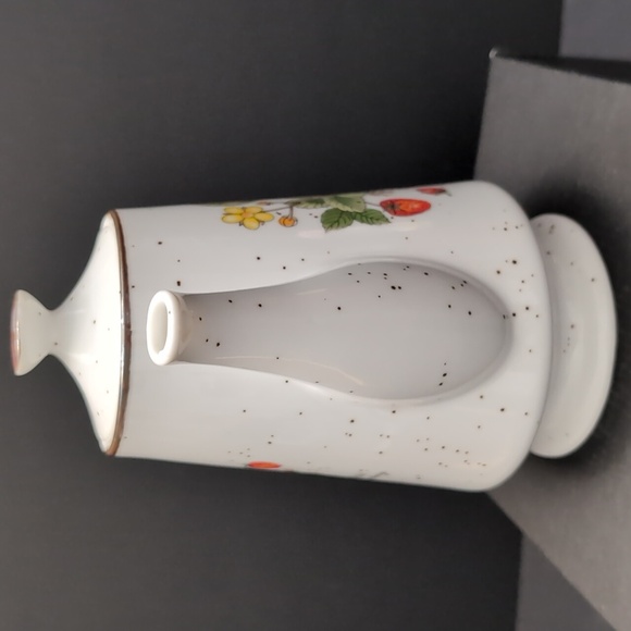 VGT,Klassen Giftware Sakatoon Ceramic Teapot with Wild Strawberry Pattern. - Picture 7 of 11